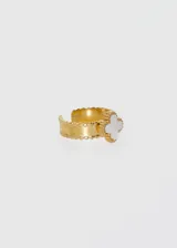 Anillo dorado de acero quirúrgico con dije de trébol blanco.