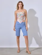 Bermuda color verde militar en gabardina elastizada, marca Ruby Rd. Pretina ancha elastizada. Delantera con bolsillos simulados. Trasera con bolsillos aplicados.