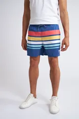 Short de baño de secado rápido con diseño de rayas horizontales multicolores sobre fondo azul. Cuenta con cintura elástica con cordón ajustable, dos bolsillos laterales y un bolsillo posterior, además de un pequeño logo bordado en la pierna.
