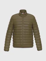 Campera acolchada verde oliva de poliéster reciclado, repelente al agua y plegable. Tiene cierre de cremallera, cuello alto con detalle de la bandera de la marca y logo bordado en el pecho.