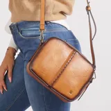 Cartera bandolera de cuero color marrón con detalles de costuras y logo de la marca en el frente.
