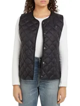 Chaleco negro acolchado con relleno de plumón, sin cuello y cierre a presión.