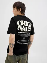 Remera negra de algodón con cuello redondo, manga corta y fit relajado. Presenta un pequeño estampado en el pecho con la inscripción "Originals".