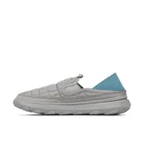 Slip on Merrell modelo Hut Moc 2, de diseño acolchado en color gris cemento con detalle de talón plegable en color azul. Presenta una estructura ligera con suela de EVA y refuerzos elásticos para facilitar su colocación.