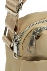 Bandolera negra de material sintético, con correa ajustable y dos compartimentos frontales con cierre de cremallera metálico.