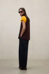 Top Sia de lino en color blanco, con cuello redondo y diseño sin mangas.