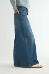 Jean de tiro medio con corte wide leg y diseño de costuras frontales diagonales que crean un efecto acampanado. Confeccionado en denim de lavado azul clásico.