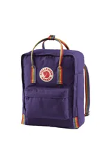 Mochila Fjallraven Kanken color violeta con detalles de arcoíris en las correas y asas. Fabricada en tela Vinylon F resistente al agua, con compartimento principal con cierre, bolsillo frontal con cierre y bolsillos laterales abiertos. Incluye asiento extraíble y etiqueta interior para datos personales.