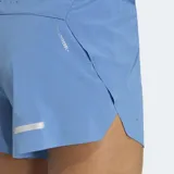 Short deportivo Adidas de running, color azul, con cintura elástica y cordón de ajuste. Presenta logo reflectivo en la pierna y aberturas laterales para mayor movilidad.
