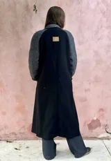 Tapado largo color beige con diseño de espiga, confeccionado en paño de lana y forrado en su interior.