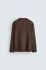 Jersey relaxed fit de punto en hilatura con mezcla de algodón y cashmere. Presenta cuello redondo con cierre frontal de botonadura y manga larga.