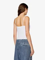 Top blanco de tirantes finos, corte ajustado y tejido acanalado. Presenta un pequeño logo bordado en rojo en el centro del escote.