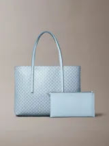 Cartera tote pequeña y estructurada de Calvin Klein en color celeste, con estampado integral de monograma CK. Incluye asas de mano dobles y una cartera mini interior a juego con cierre superior.