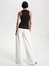 Remera negra acanalada sin mangas de corte slim, con cuello redondo y logo de Tommy Hilfiger bordado en el bajo.