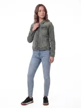 Chaqueta de denim en color gris con efecto lavado, corte clásico, cierre frontal con botones metálicos, bolsillos superiores con solapa y bolsillos laterales.