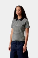 Remera polo de manga corta con corte ajustado, confeccionada en tejido de algodón texturizado con diseño de rayas horizontales y cuello negro en contraste con media tapeta abotonada.