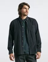 Camisa de manga larga confeccionada en pana de algodón, con cuello button-down y bolsillo frontal en el pecho.