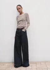 Jersey de punto fino con rayas horizontales marrones y blancas, cuello redondo y manga larga.