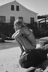 Conjunto de bikini gris con brillos, de corte triangular y tirantes finos.