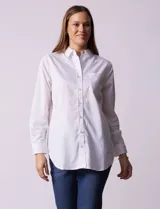 Camisa blanca de tencel, marca Grand & Greene, con cuello a la base, escote en V y abertura central con botones. Manga larga con puño y botón.