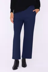 Pantalón ancho color beige con bolsillos laterales.