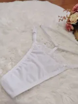 Tanga de diseño strappy confeccionada en lycra blanca con detalles de encaje en la parte superior frontal. Presenta tiras regulables en la cintura y laterales para un ajuste personalizado.