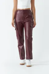 Pantalón cargo negro engomado de corte recto con bolsillos laterales.