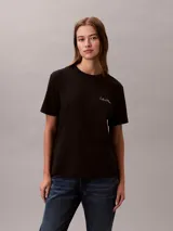 Remera de algodón de cuello redondo y manga corta en color negro, con el logo gráfico de Calvin Klein bordado en el pecho.