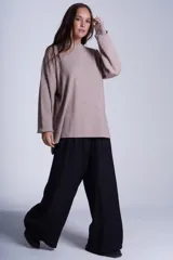 Sweater azul eléctrico de punto acanalado, con cuello redondo y mangas largas. Corte holgado con aberturas laterales.