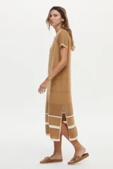 Vestido midi de tejido de punto color camel, con escote redondo, mangas cortas, tajos laterales y detalles de tramas caladas y rayas blancas en el cuello, mangas y ruedo.