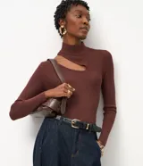 Blusa acanalada de manga larga y cuello alto con detalle de abertura (cutout) en el hombro, confeccionada en punto de viscosa y poliamida por la marca Cortelle.