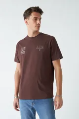 Remera blanca de algodón con cuello redondo y estampado azul en el pecho.