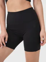 Conjunto deportivo compuesto por una musculosa de cuello redondo y un short tipo biker, ambos en color negro y confeccionados en tejido técnico elástico.