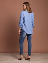 Blusa color beige de poliéster con escote en V y mangas 3/4 regulables con presilla y botón.