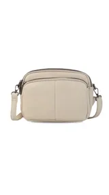 Bandolera de símil cuero color rojo, con doble bolsillo principal, un bolsillo frontal y un bolsillo trasero. Incluye correa ajustable.