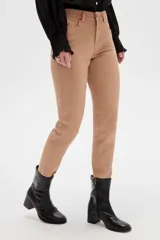 Pantalón jean skinny de calce medio, color negro.