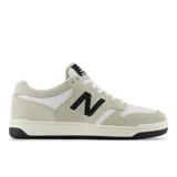Championes urbanos New Balance modelo 480, de diseño inspirado en el baloncesto, con combinación de cuero y gamuza en tonos beige y blanco, logo lateral en negro y suela de goma resistente.