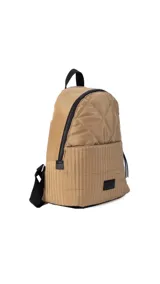 Mochila negra de tela capitoneada con bolsillo frontal amplio y asas ajustables. Incluye compartimento especial para iPad.