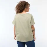 Camiseta básica de manga corta con cuello en pico, confeccionada en algodón de color verde oliva.
