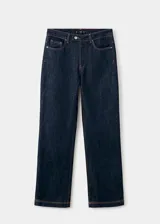 Pantalón de jean de corte recto y tiro medio, con diseño clásico de cinco bolsillos, cierre frontal de botones y cremallera oculta.