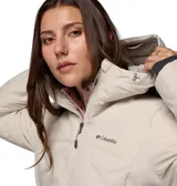 Campera técnica de plumón Columbia modelo Grand Trek III Down, color beige. Presenta tecnología Omni-Heat Infinity para retención de calor, diseño impermeable con costuras selladas, capucha fija ajustable, cierre frontal revestido y puños con orificios para pulgares.