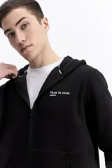 Campera de algodón con cierre frontal, capucha ajustable con cordones y bolsillos laterales. Presenta un diseño liso en color bordó con estampa pequeña en el pecho y gráfica en la espalda.