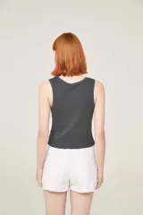 Musculosa de algodón color rosa viejo, de corte holgado y cuello redondo.