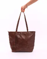 Cartera tipo tote de cuero natural, con diseño minimalista, doble asa de hombro y cierre mediante broche. Incluye bolsillo interior y porta llaves.