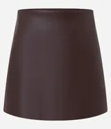 Short pollera de cuero sintético con estructura firme, corte recto y acabado mate. Cuenta con cierre lateral discreto y diseño que combina la practicidad de un short con la estética de una pollera.