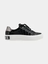 Sneaker de mujer con diseño de textura tipo cocodrilo en color negro, con suela de plataforma blanca y detalle de logo en el talón de la suela. Incluye un detalle en color plateado en la parte superior del talón.