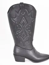 Bota de caña alta estilo texano color negro, con puntera fina y bordados decorativos en el empeine y la caña.