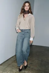 Jeans de tiro medio con corte balloon leg y largo al tobillo. Presenta diseño de cinco bolsillos, cintura con trabillas y cierre frontal con cremallera y botón metálico.