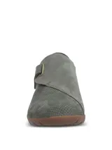 Zapato Hush Puppies modelo Albi, color gris con textura perforada. Presenta un diseño de empeine cerrado con ajuste lateral de velcro y suela de goma color marrón.