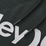 Canguro Hurley de color negro, con capucha ajustable mediante cordones, bolsillo frontal tipo canguro y logo de la marca estampado en blanco en el pecho.